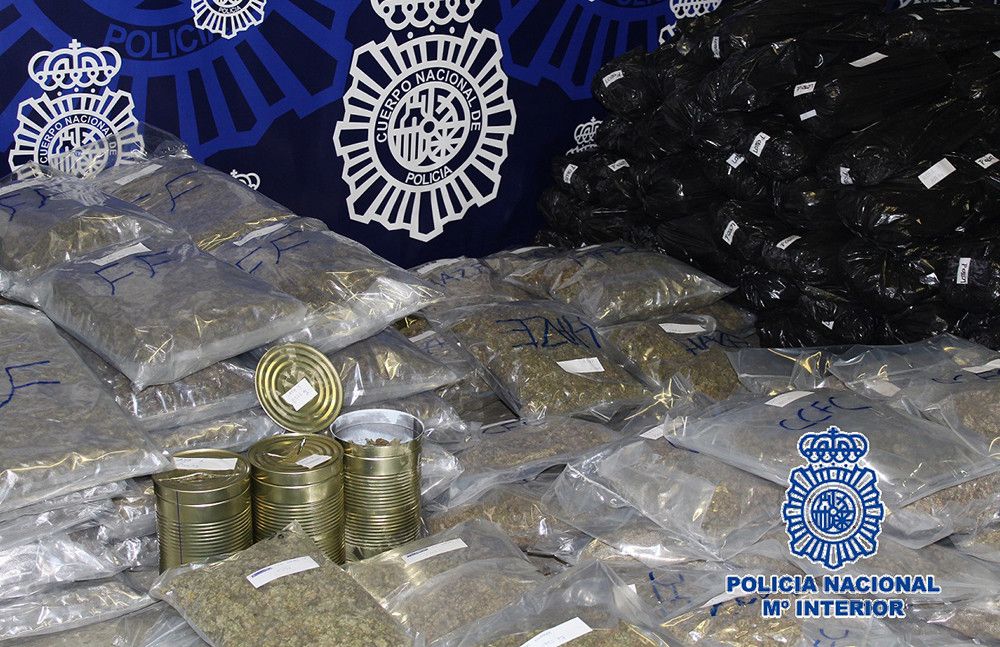 La Policía Nacional desarticula un entramado criminal que ocultaba droga en latas de conservas en una nave industrial de Málaga