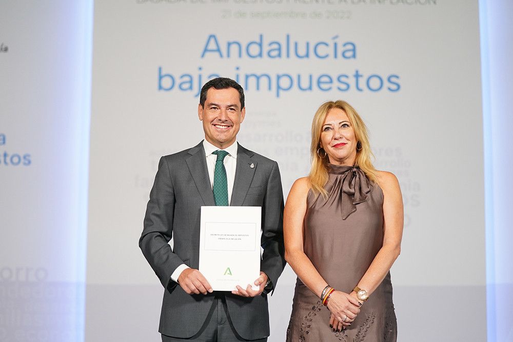 El presidente andaluz firma el decreto de rebaja fiscal que convierte a Andalucía en la segunda comunidad con menos impuestos