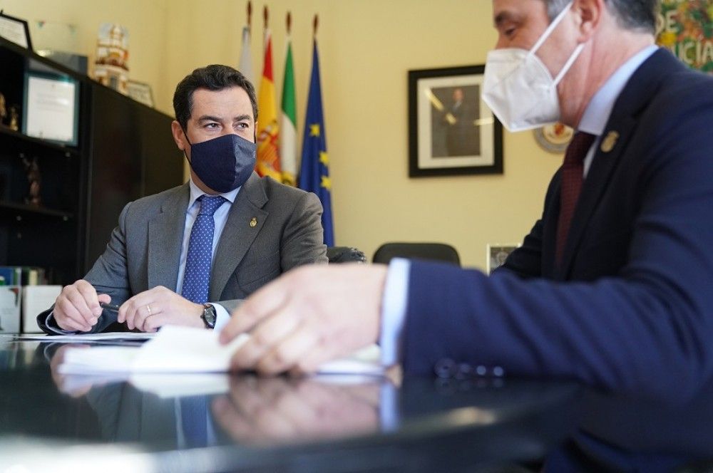 El presidente andaluz resalta la importancia de la colaboración entre administraciones para frenar la tercera ola de la pandemia