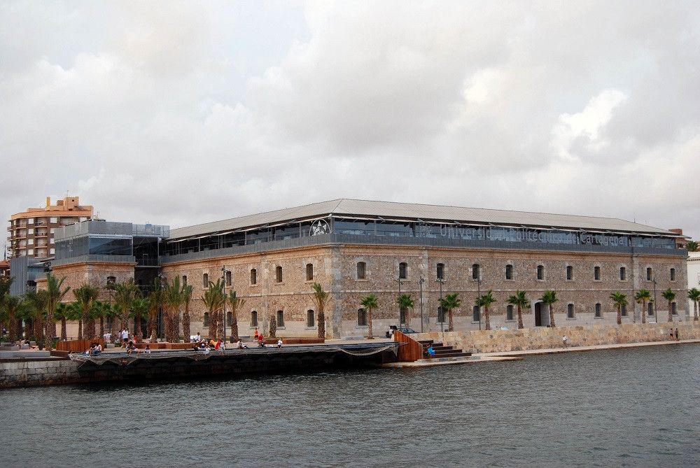 El menor que hizo una pintada en la fachada del Museo Naval de Cartagena, condenado a 100 horas de limpieza de grafitis
