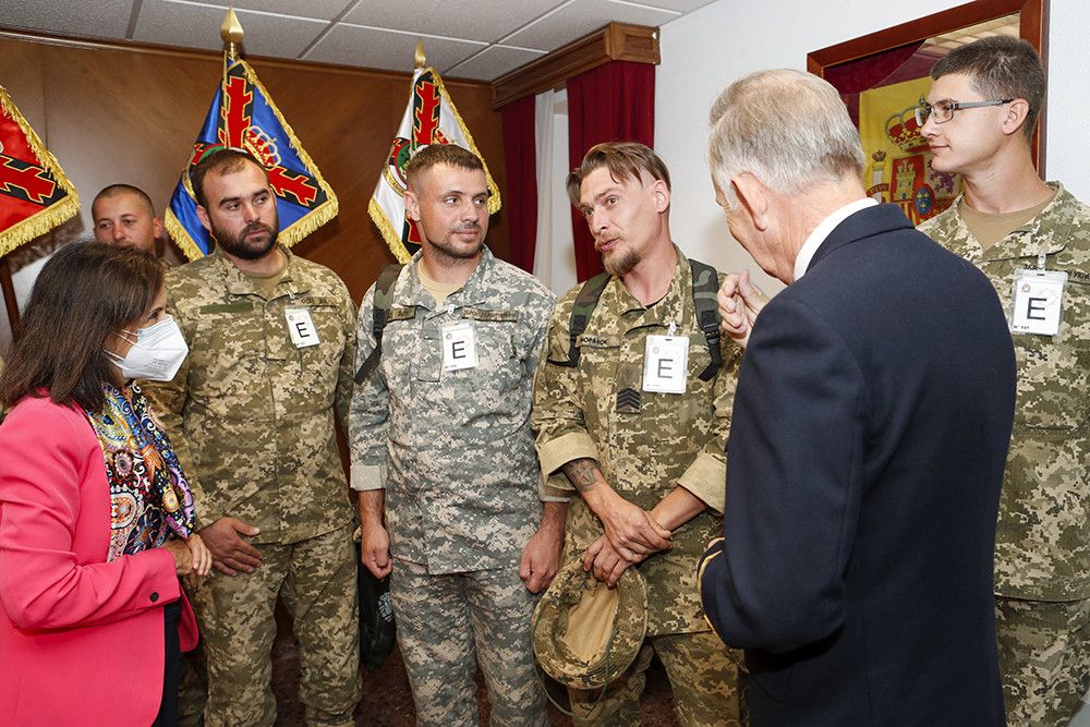 La ministra de Defensa visita a los militares ucranianos que reciben instrucción militar en Zaragoza
