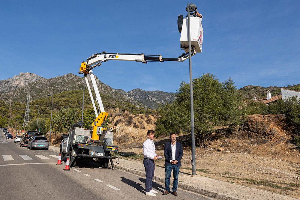 El Ayuntamiento trabaja en la renovación de cerca de 200 luminarias de tipo LED en Trapiche Norte para mejorar el alumbrado de la zona y reducir el consumo energético