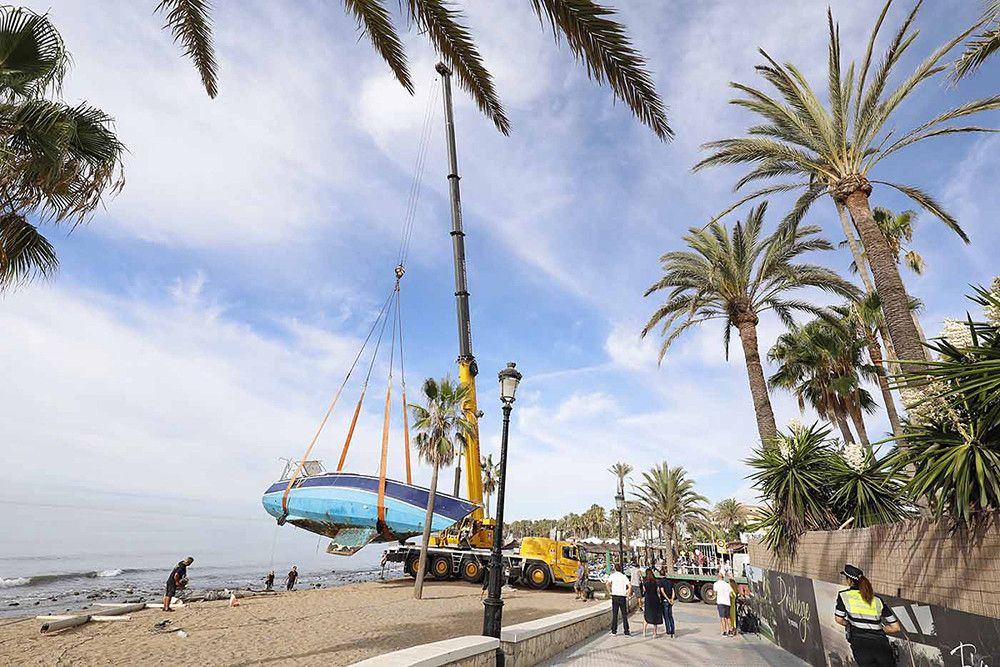 El Ayuntamiento retira el velero encallado en la playa de San Pedro Alcántara y lo traslada a una parcela municipal para su posterior desguace