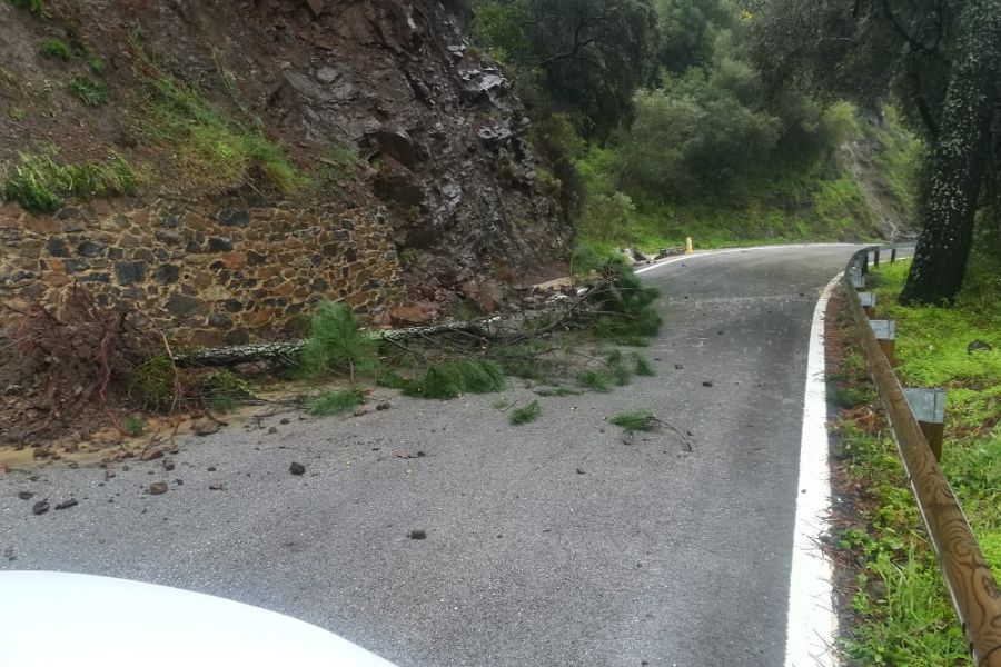 Cortada la carretera de El Burgo a Casarabonela por el desbordamiento del Arroyo de las Doncellas