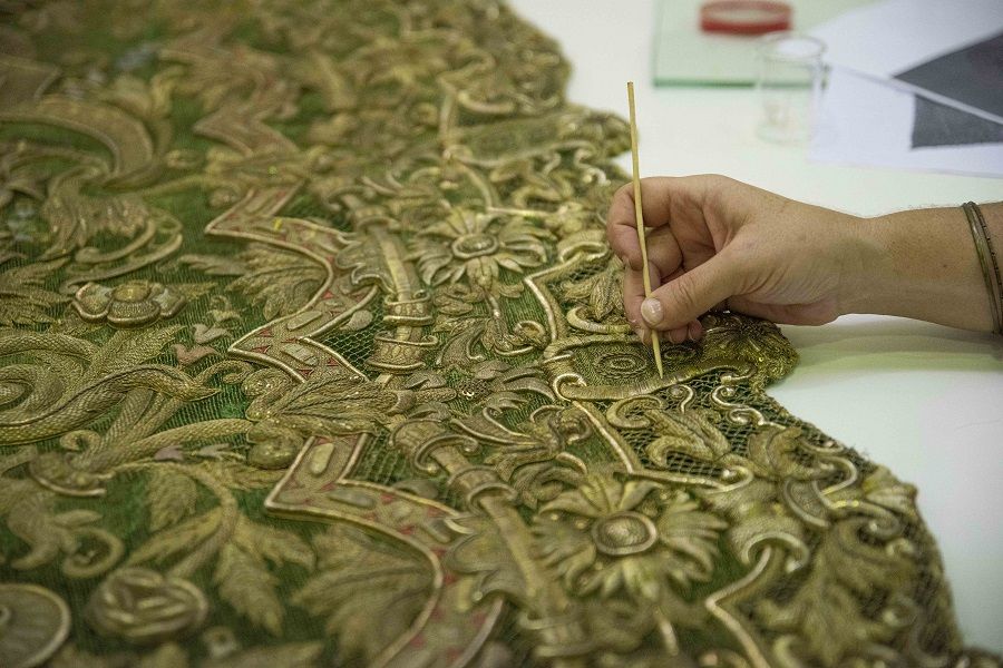 Comienza el proceso de restauración del manto de la Coronación de la Esperanza Macarena