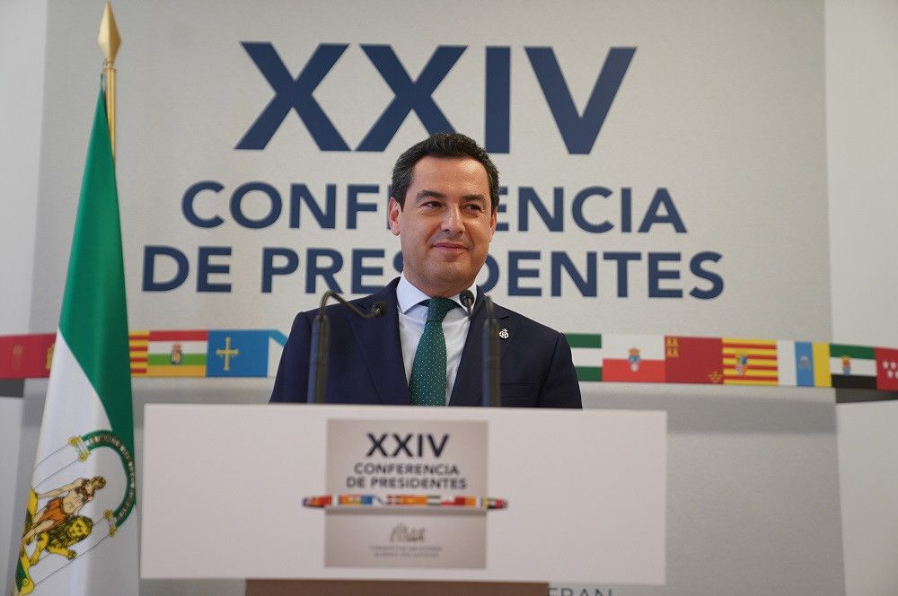 El presidente andaluz advierte de que la "España multinivel" de Pedro Sánchez "creará españoles de primera y de segunda"