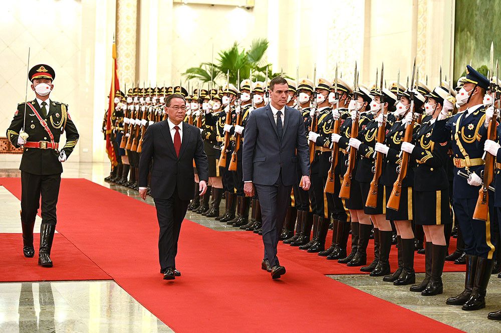 Pedro Sánchez se reúne en Pekín con el primer ministro chino, Li Qiang, y ambos países firman cuatro acuerdos de colaboración