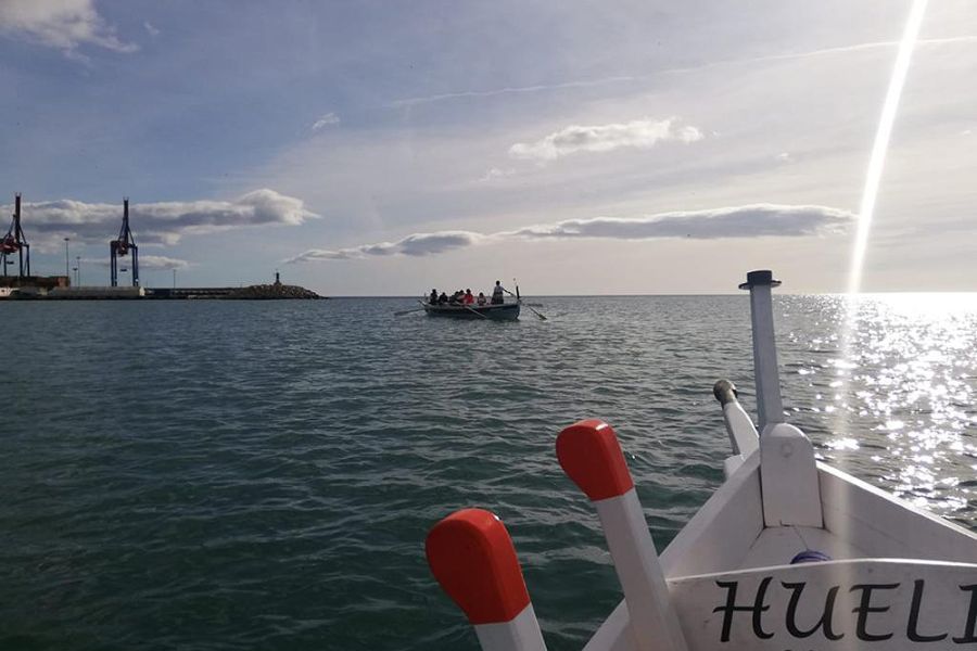 Más de 200 personas disfrutan de la Senda Azul y de la experiencia de remar en jábegas en el litoral malagueño