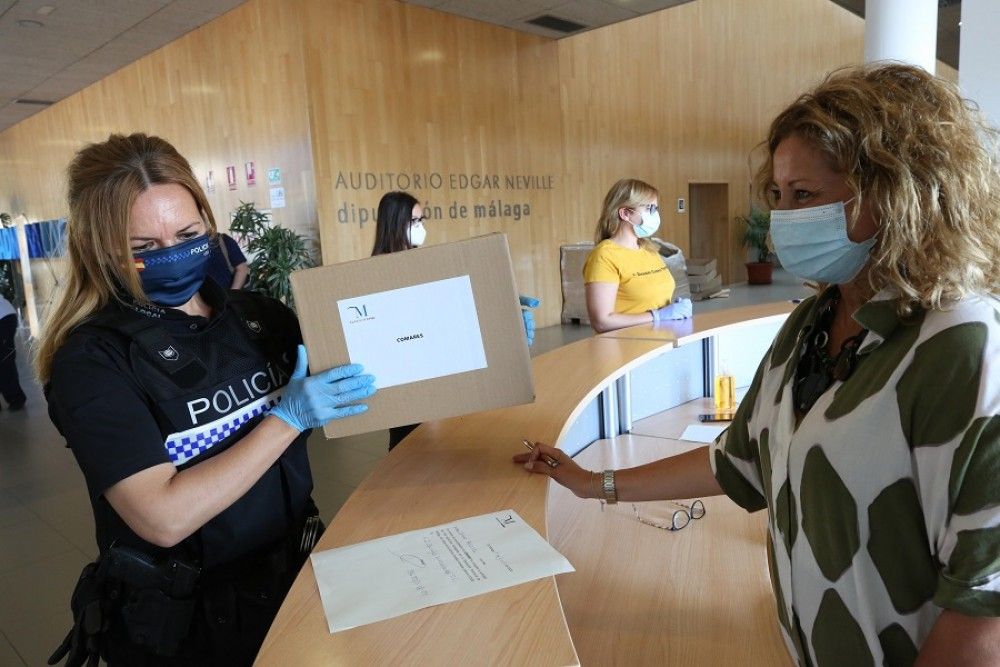 La Diputación de Málaga entrega otras 55.500 mascarillas y 900 litros de gel hidroalcohólico a los municipios menores de 25.000 habitantes de la provincia