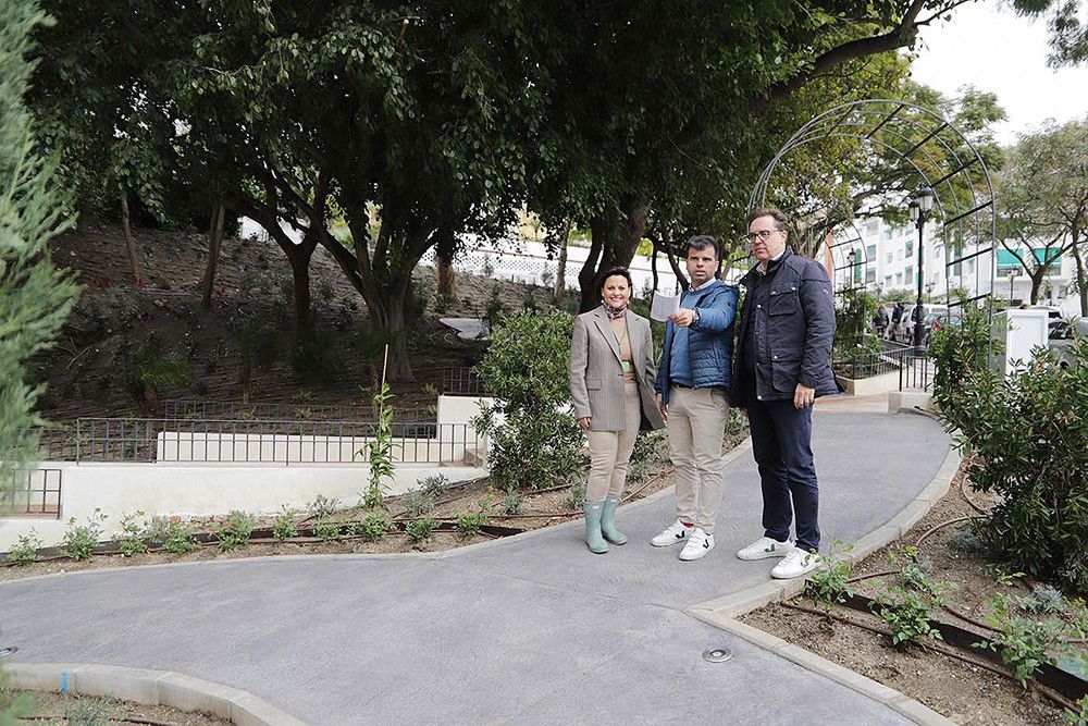 Terminan los trabajos que han transformado el parque de calle Valentuñana en un Jardín de los Sentidos’ con más de 1.000 metros cuadrados de zona verde y alrededor de 3.000 arbustos