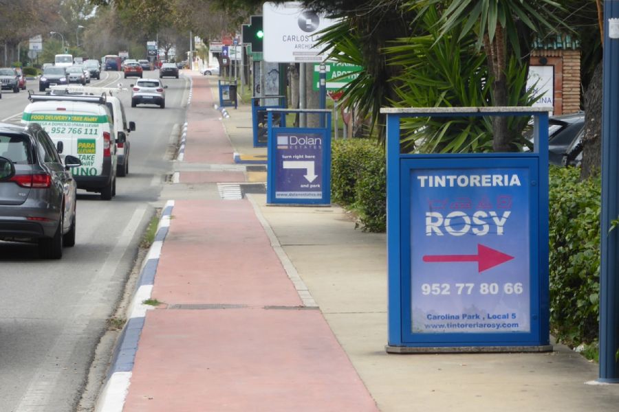 Papeleras publicitarias que se comen la mitad de la acera en la Milla de Oro