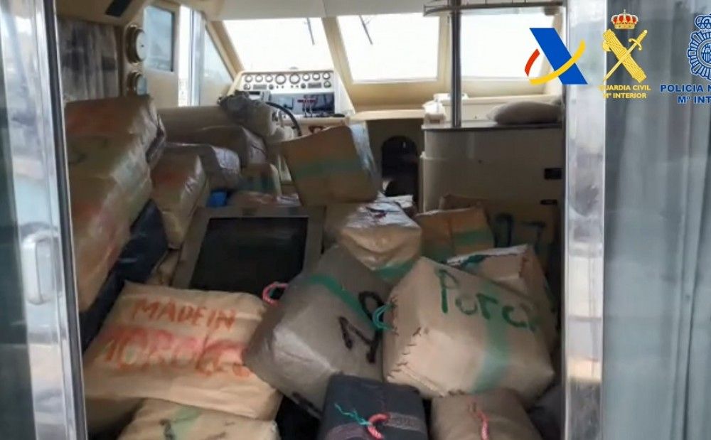 Interceptado en aguas cercanas al puerto deportivo de Calpe un yate cargado con más de 4.300 kilos de hachís