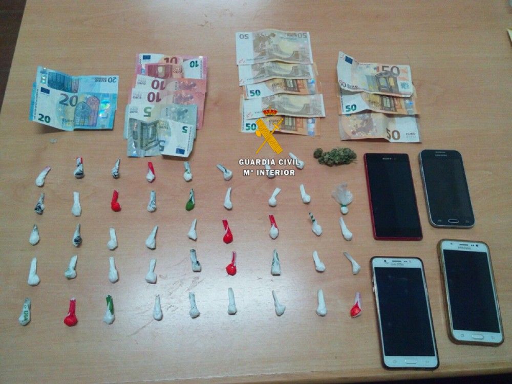 La Guardia Civil desmantela dos puntos de venta de drogas en Mijas