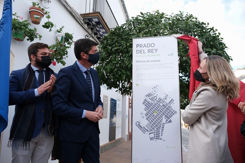 El vicepresidente andaluz inaugura en Prado del Rey la nueva señalética que unifica la imagen de marca de los Pueblos Blancos