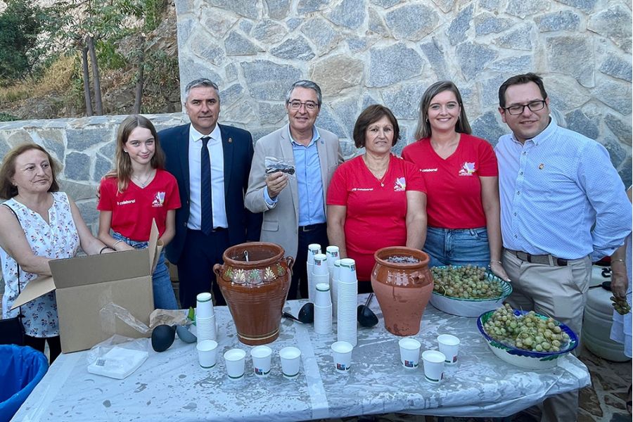 Sabor a Málaga, galardonada en la Fiesta del Ajoblanco por la promoción que realiza de la uva pasa