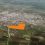 <p style="text-align: justify;">Se trata de un manual práctico que explica a ayuntamientos y operadores la labor de esta figura de la Ley de Impulso para la Sostenibilidad del Territorio de Andalucía (LISTA), que impulsa actuaciones urbanísticas mediante la colaboración público-privada.</p>
 
<p style="text-align: justify;">La Consejería de Vivienda, Juventud y Ordenación del Territorio acaba de lanzar la Guía del Agente Urbanizador, un documento práctico para facilitar la aplicación de esta figura prevista en la Ley de Impulso para la Sostenibilidad del Territorio de Andalucía (LISTA) y contribuir a movilizar suelo, agilizar la ejecución del planeamiento y generar nuevas oportunidades para la construcción de vivienda.</p>
<p style="text-align: justify;">La consejera Rocío Díaz ya anunció el pasado mes de septiembre durante un foro de urbanismo celebrado en Málaga la elaboración de esta guía, y avanzó que el documento funcionaría como un "manual de instrucciones" para aclarar quién puede actuar como agente urbanizador, en qué supuestos puede intervenir, y cuáles son los procedimientos a seguir.</p>
<p style="text-align: justify;">En este sentido, la consejera de Vivienda ha señalado que ahora "damos un paso más para convertir las posibilidades que ofrece la LISTA en herramientas útiles sobre el terreno", y ha matizado que, con la publicación de esta guía "queremos facilitar a los ayuntamientos y a los operadores unas reglas claras para que proyectos urbanísticos viables puedan avanzar con seguridad jurídica y todas las garantías".</p>
<p style="text-align: justify;">La guía, editada por la Consejería de Vivienda, desarrolla a lo largo de diez capítulos las principales cuestiones jurídicas y prácticas relacionadas con esta figura, desde su concepto y naturaleza jurídica, hasta su procedimiento de selección y adjudicación, pasando por su intervención en los diferentes sistemas de ejecución urbanística y la ejecución material de la urbanización.</p>
<p style="text-align: justify;">El agente urbanizador es una persona física o jurídica que, sin ser propietaria del suelo o titular minoritaria, puede asumir, tras ser seleccionada por la Administración mediante un procedimiento de concurrencia pública, la responsabilidad de ejecutar una actuación urbanística, aportando capacidad empresarial y profesional con el fin de dinamizar la ejecución urbanística.</p>
<p style="text-align: justify;">La guía incide, además, en que la selección mediante concurrencia pública y la acreditación de solvencia económica, financiera, técnica y profesional constituyen elementos esenciales de esta figura. De esta forma, la iniciativa privada participa en la ejecución urbanística dentro de un marco de dirección, supervisión y control público.</p>
<p style="text-align: justify;">La consejera de Vivienda, Juventud y Ordenación del Territorio ha puesto de manifiesto que "planificar es imprescindible", pero que "el objetivo final es que esa planificación se ejecute y se transforme en barrios, equipamientos y suelo preparado para construir". En este sentido, Díaz ha incidido en que una de las prioridades de su departamento es "reducir la distancia temporal que existe entre el suelo que aparece planificado sobre el papel, y el suelo que está realmente preparado para acoger nuevas viviendas".</p>
<p style="text-align: justify;">La publicación responde así a uno de los grandes retos que planteó Díaz durante el anuncio de la guía, que es disponer de suelo efectivamente urbanizado como condición previa para incrementar la oferta residencial. "Sin suelo preparado, no hay vivienda", señaló y vinculó la política urbanística con la necesidad de generar más vivienda asequible.</p>
<h3 style="text-align: justify;">Más posibilidades para ayuntamientos y propietarios</h3>
<p style="text-align: justify;">El documento, que puede consultarse en la dirección <a href="https://www.juntadeandalucia.es/sites/default/files/inline-files/2026/10/Guia%20Agente%20Urbanizador.pdf" target="_blank" rel="nofollow noopener">https://www.juntadeandalucia.es/sites/default/files/inline-files/2026/10/Guia%20Agente%20Urbanizador.pdf</a>, presta especial atención a las distintas situaciones en las que puede intervenir el agente urbanizador. La LISTA permite su participación tanto en la gestión urbanística sistemática, como en la asistemática, esta última una de las novedades incorporadas por la legislación andaluza. Asimismo, puede utilizarse en los sistemas públicos de expropiación, al tiempo que aborda las posibilidades de esta figura en actuaciones sobre suelo urbano que no requieren delimitar una unidad de ejecución. De esta manera, el agente urbanizador puede servir como instrumento de colaboración público-privada en determinadas operaciones de mejora urbana, reurbanización o implantación de dotaciones y equipamientos.</p>
<p style="text-align: justify;">Rocío Díaz ha destacado que el documento pretende ser especialmente útil para los ayuntamientos que son, con carácter general, las administraciones encargadas de seleccionar al agente urbanizador, aunque la Junta de Andalucía también puede asumir esta condición en determinados supuestos de interés autonómico.</p>
<p style="text-align: justify;">La guía dedica también una parte sustancial a explicar el procedimiento de selección del agente urbanizador y los criterios que deben regir su adjudicación. Entre ellos se encuentran los plazos de ejecución, las cargas que recaen sobre los propietarios, la calidad de las obras, las garantías de cumplimiento, la solvencia del operador o los compromisos relacionados con la vivienda protegida. De esta forma, la colaboración privada se articula mediante procedimientos competitivos y bajo tutela de la Administración.</p>
<p style="text-align: justify;">"La colaboración público-privada funciona cuando cada parte aporta aquello que sabe hacer mejor: la Administración dirige, tutela y protege el interés general, y los operadores profesionales aportan capacidad técnica, financiación y gestión", ha afirmado Rocío Díaz. La consejera ha enmarcado el lanzamiento de esta guía con el objetivo del Gobierno andaluz de avanzar hacia "un urbanismo más sencillo, más ágil y más seguro", capaz de transformar la planificación en actuaciones reales. "Tenemos que conseguir que el suelo disponible se convierta antes en suelo preparado, y que ese suelo pueda convertirse después en viviendas, actividad económica, equipamientos y mejores ciudades", ha añadido.</p>