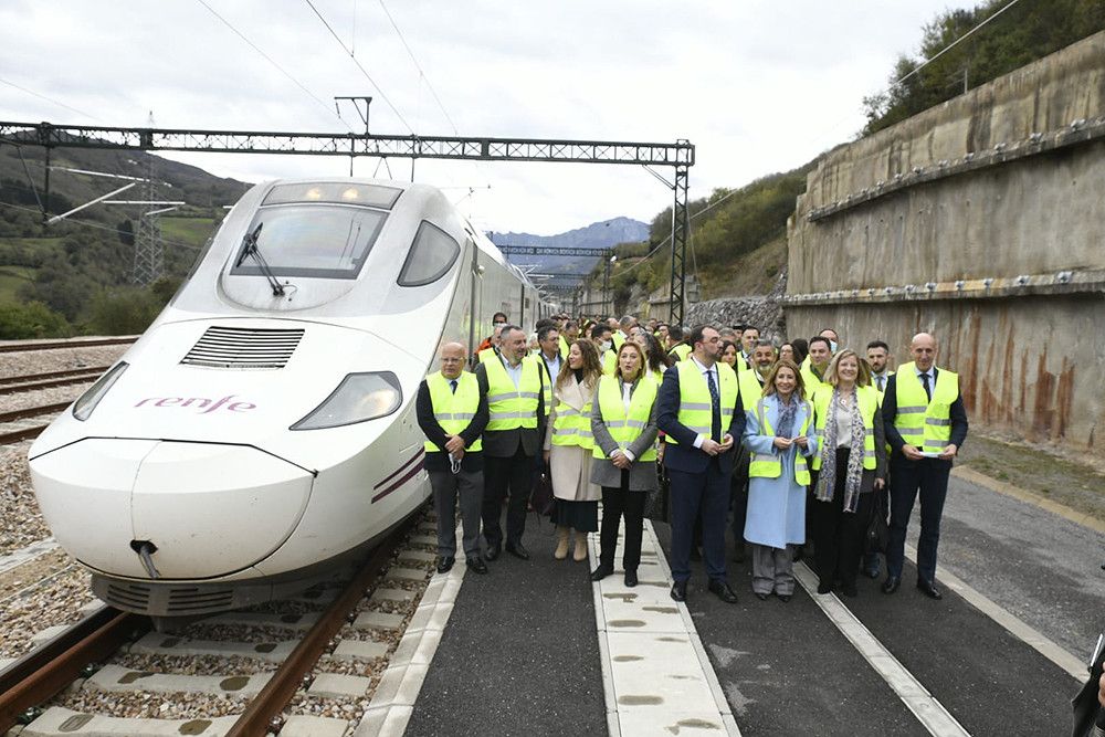 Viaje de pruebas de un tren de alta velocidad por la Variante de Pajares que reducirá el tiempo de viaje entre Madrid y Asturias