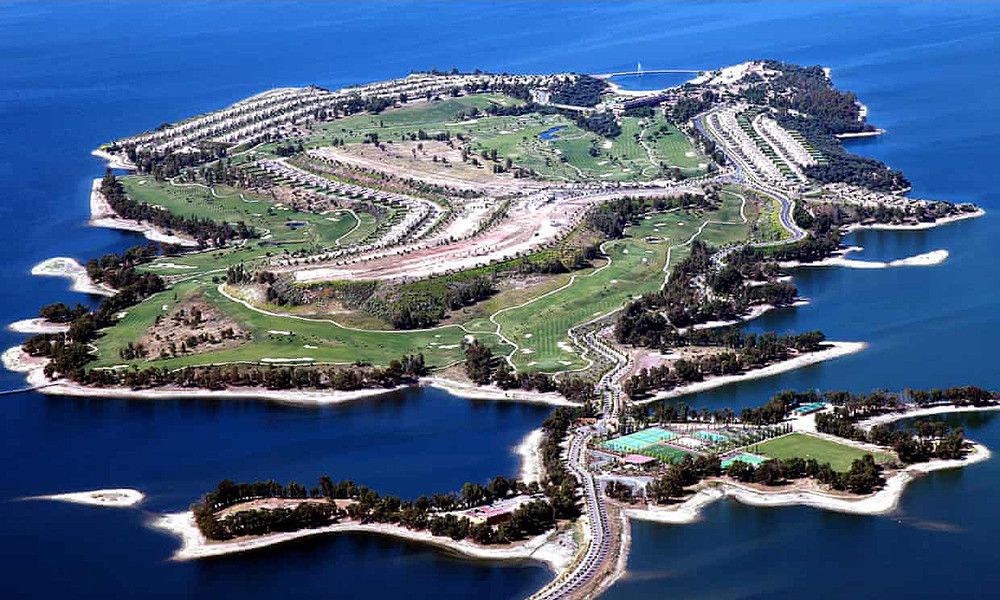 El Pleno del Tribunal Constitucional suspende el derribo de las instalaciones ya construidas del complejo "Isla de Valdecañas"