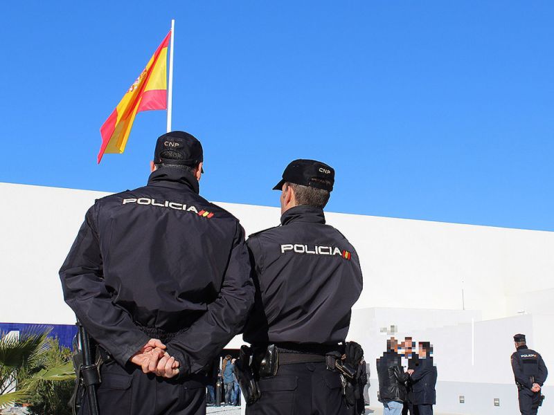 La Policía Nacional detiene en Vélez-Málaga a dos mujeres que servían de mulas bancarias’ a una red de estafadores