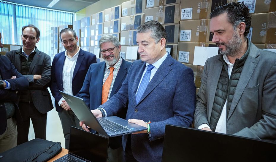 El consejero de Presidencia, Antonio Sanz, en la presentación de los nuevos equipos informáticos adquiridos para los empleados públicos de la Junta de Andalucía. / J. Andalucía