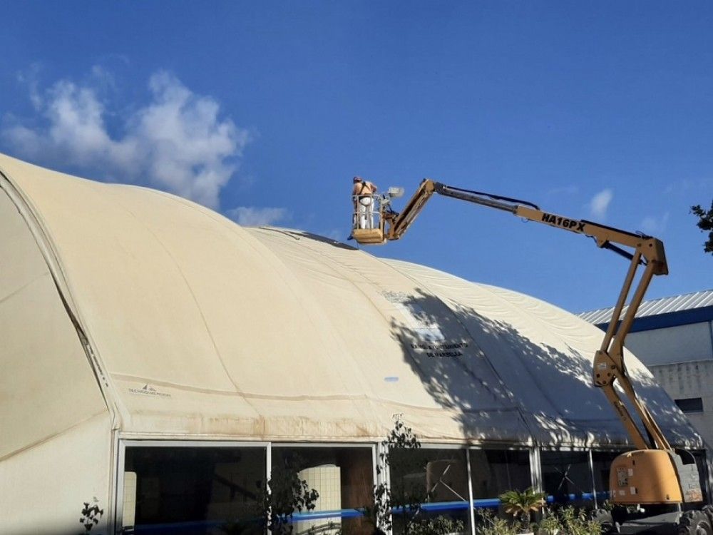 Trabajos de mejora en la carpa de la piscina del Serrano Lima dentro del Plan de Mantenimiento de las Instalaciones Deportivas