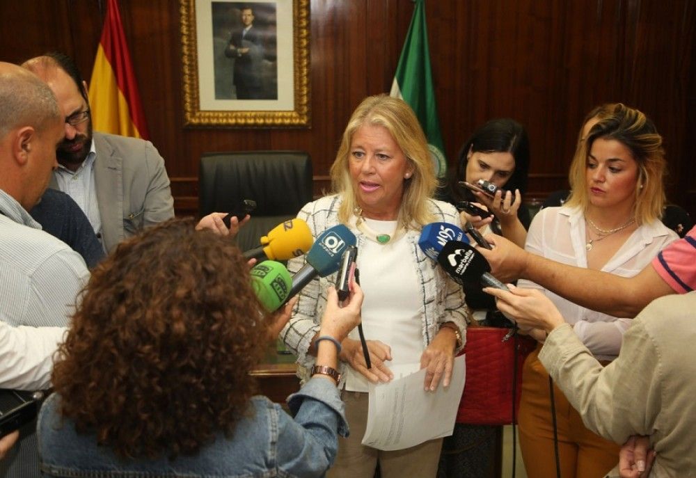 La alcaldesa lamenta que el PSOE “vuelva a actuar contra los intereses de Marbella” y rechace de nuevo que la ciudad pueda recuperar el dinero de las multas por casos de corrupción