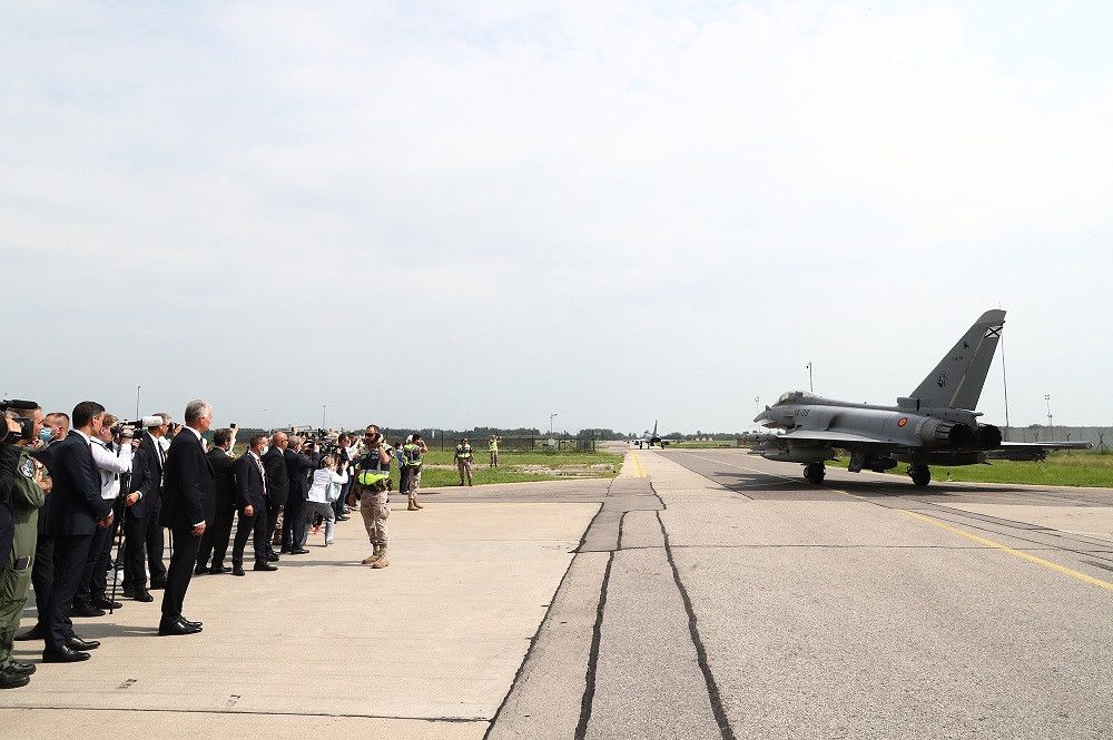 Interrumpida la rueda de prensa de Pedro Sánchez en una base de la OTAN en Lituania por la intrusión de un avión ruso en el espacio aéreo