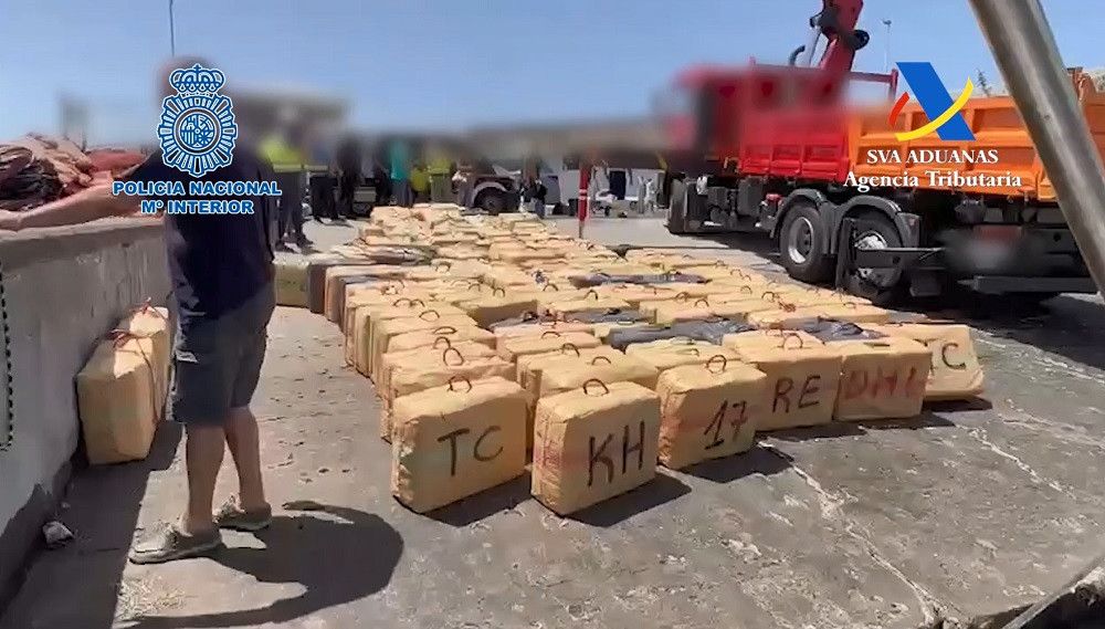 Interceptada al sur de las Islas Canarias una embarcación cargada con más de seis toneladas de hachís