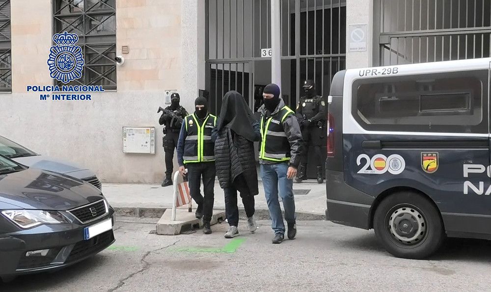 Una ONG siria asentada en España enviaba dinero a una milicia yihadista afilada a Al Qaeda