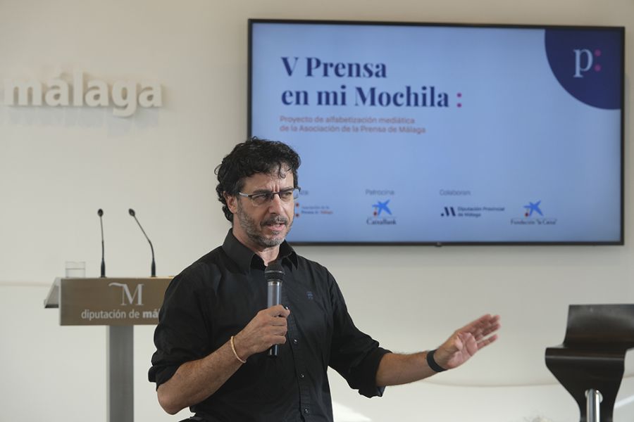 El premio Pulitzer Emilio Morenatti y el alumnado del colegio García Lorca inauguran en la Diputación la V edición de Prensa en mi mochila