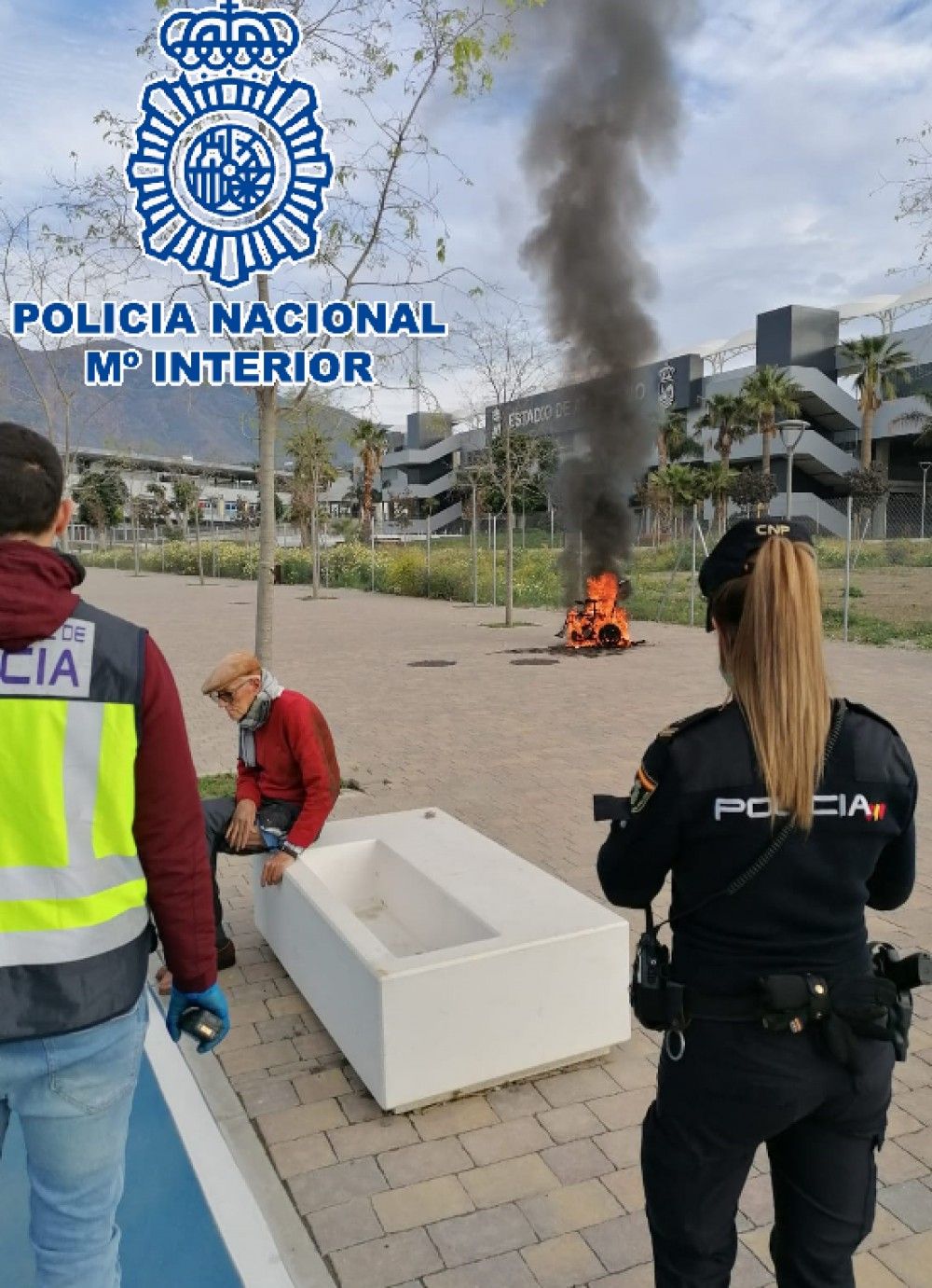 Policías nacionales evitan el suicidio de un impedido en Estepona al que encontraron envuelto en llamas