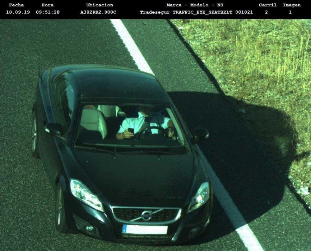 Las distracciones al volante, con el uso del móvil como principal causante, ocasionaron más de 300 fallecidos en 2020