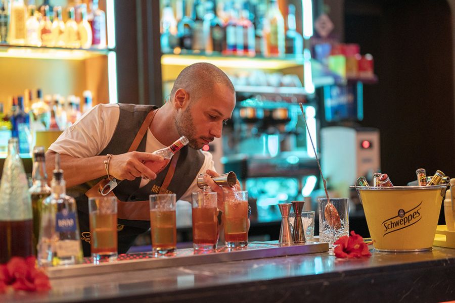 Luis David Martín-Niño, mejor \"bartender\" del sur de España en la primera edición del “Concurso de Coctelería Montana by Schweppes”
