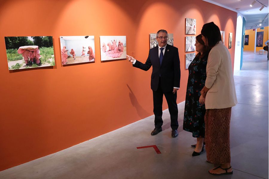 La Diputación de Málaga reúne a 36 artistas contemporáneos en Ozangé, la primera Bienal de Fotografía Africana en España