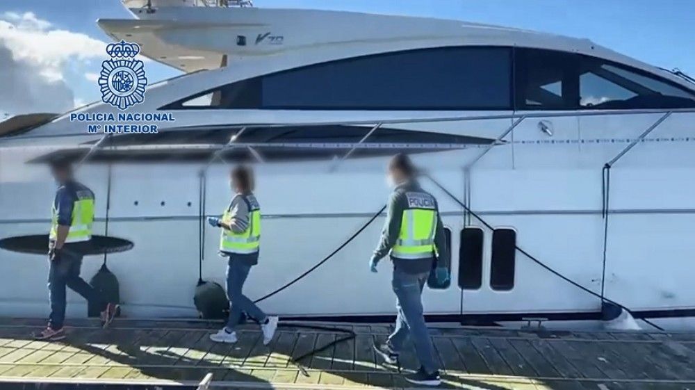 La Policía Nacional recupera en La Línea de la Concepción un yate de lujo robado en Francia