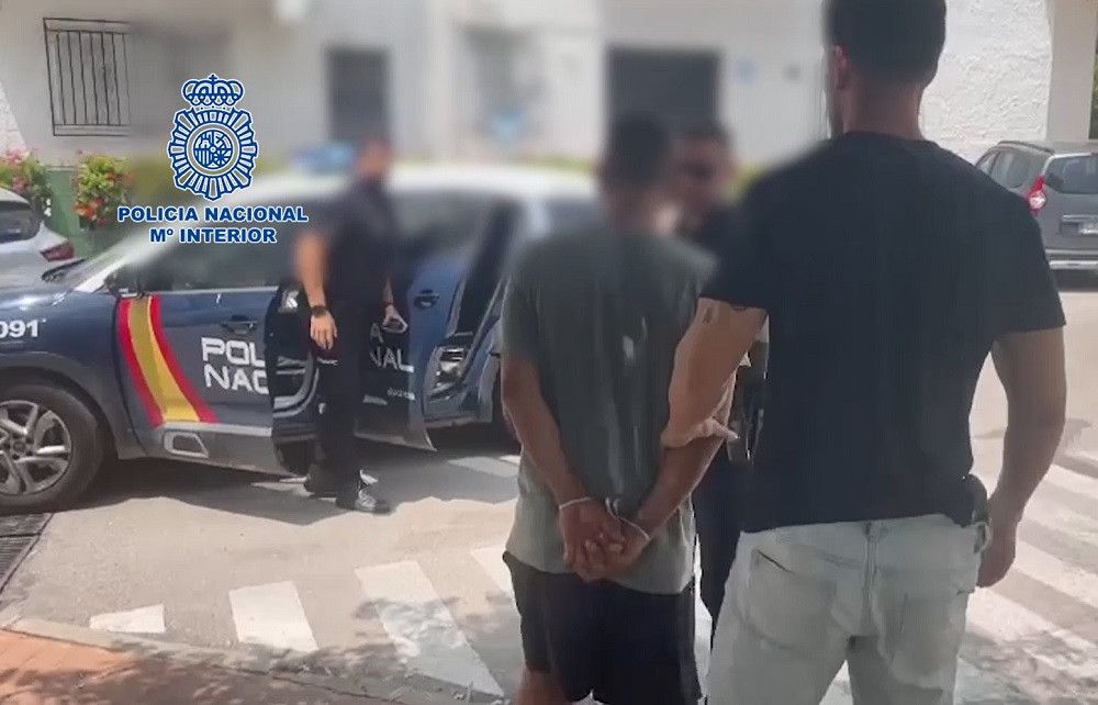 Agentes de la Policía Nacional detienen en Estepona a dos hombres implicados en los atracos con arma de fuego a una farmacia y a un autobús