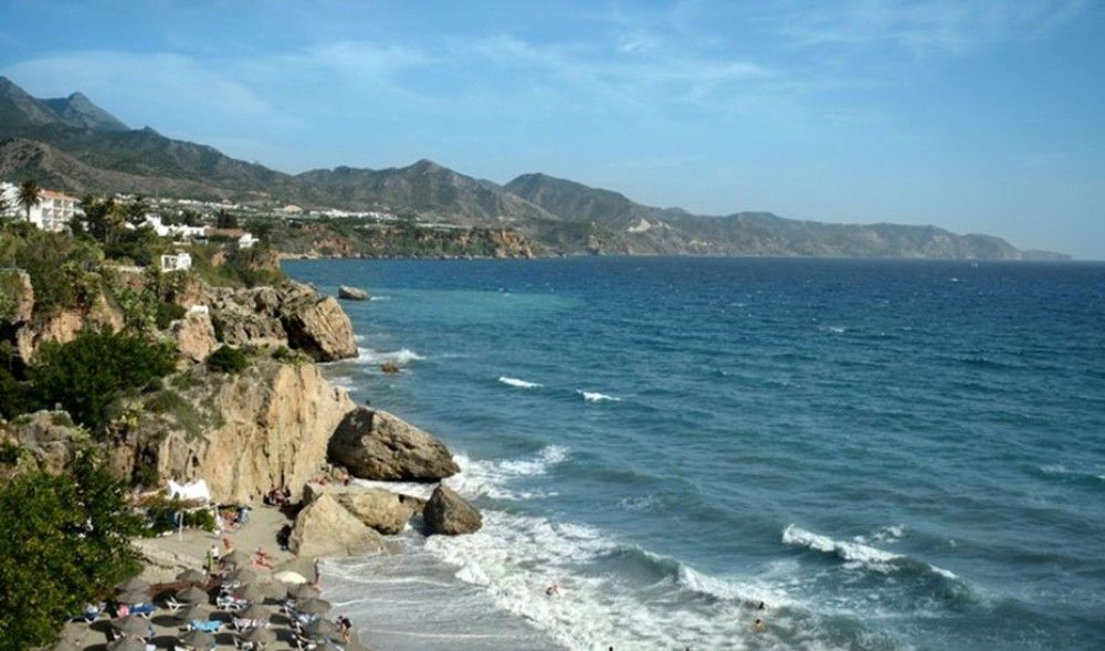 Rescatados ocho tripulantes de un pesquero en llamas frente a la playa de Maro en Nerja