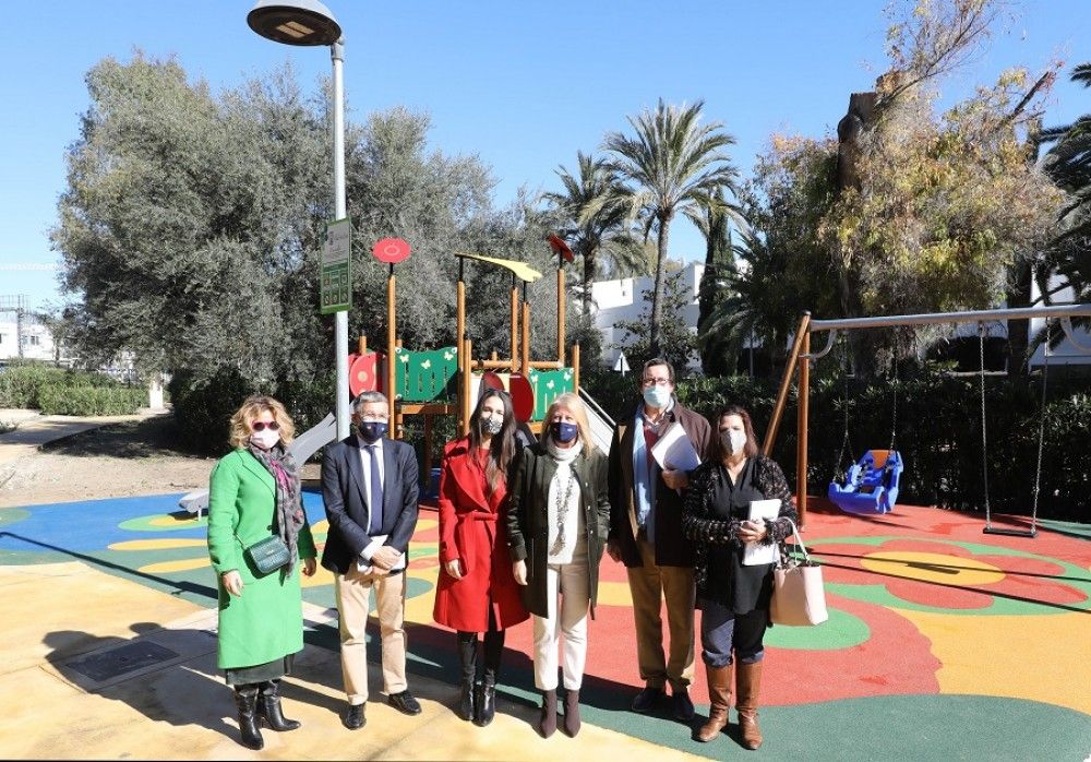 El Ayuntamiento dota a la zona sur de San Pedro Alcántara de un parque infantil adaptado con una superficie de más de 140 metros cuadrados