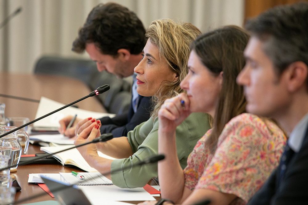 La ministra de transportes informa a las entidades locales sobre la línea de ayudas para reducir el 30% el precio del transporte público colectivo urbano