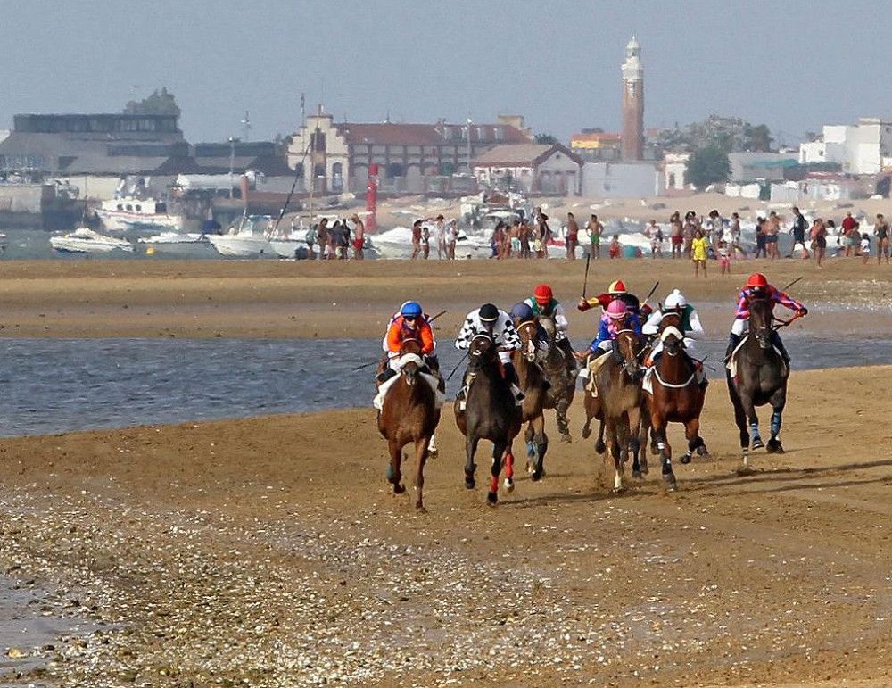 La Capitanía Marítima de Sevilla prohíbe el uso de motos náuticas durante las carreras de caballos en las playas de Sanlúcar de Barrameda, en Cádiz