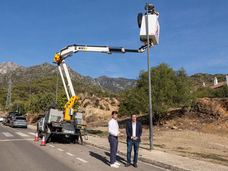 El Ayuntamiento trabaja en la renovación de cerca de 200 luminarias de tipo LED en Trapiche Norte para mejorar el alumbrado de la zona y reducir el consumo energético