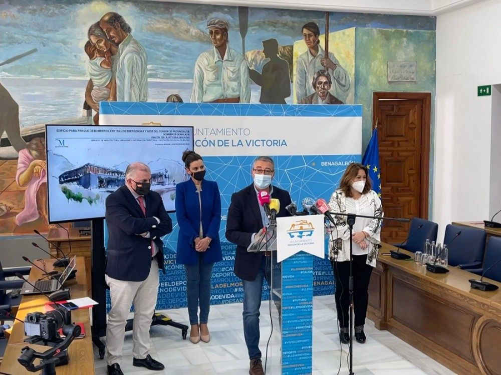La Diputación de Málaga financiará la construcción del nuevo parque de bomberos de la Axarquía con 2,5 millones de euros