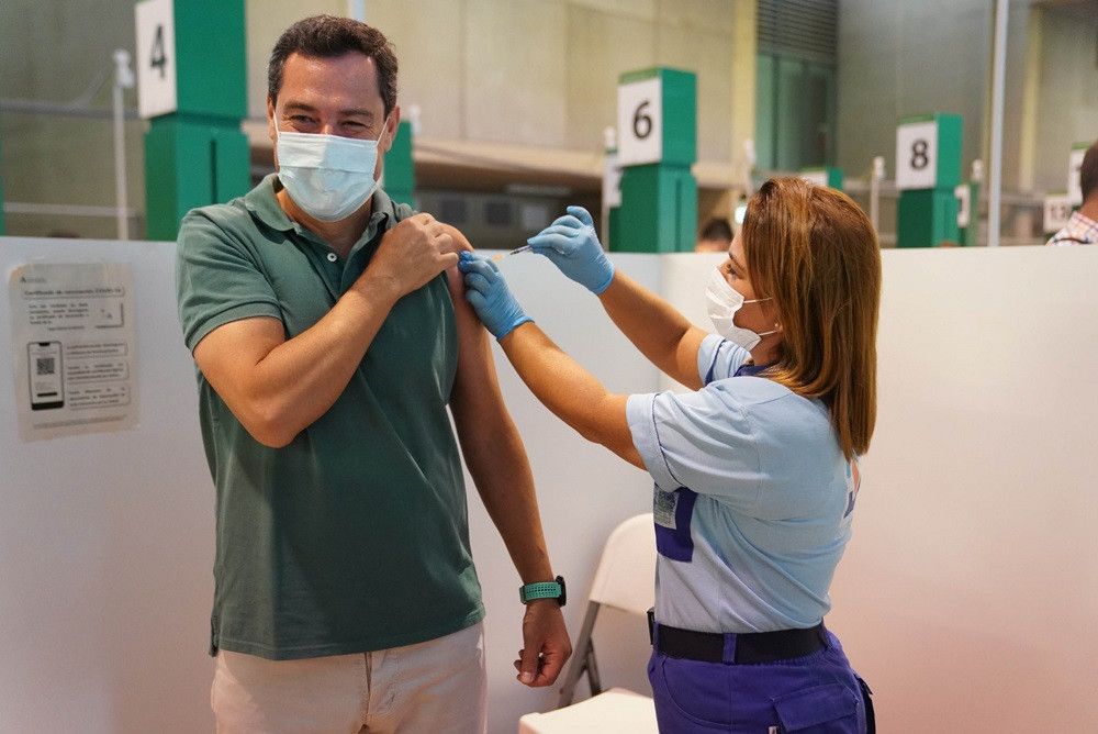 El presidente andaluz anuncia una campaña de vacunación masiva para llegar a los 750.000 andaluces sin ninguna dosis