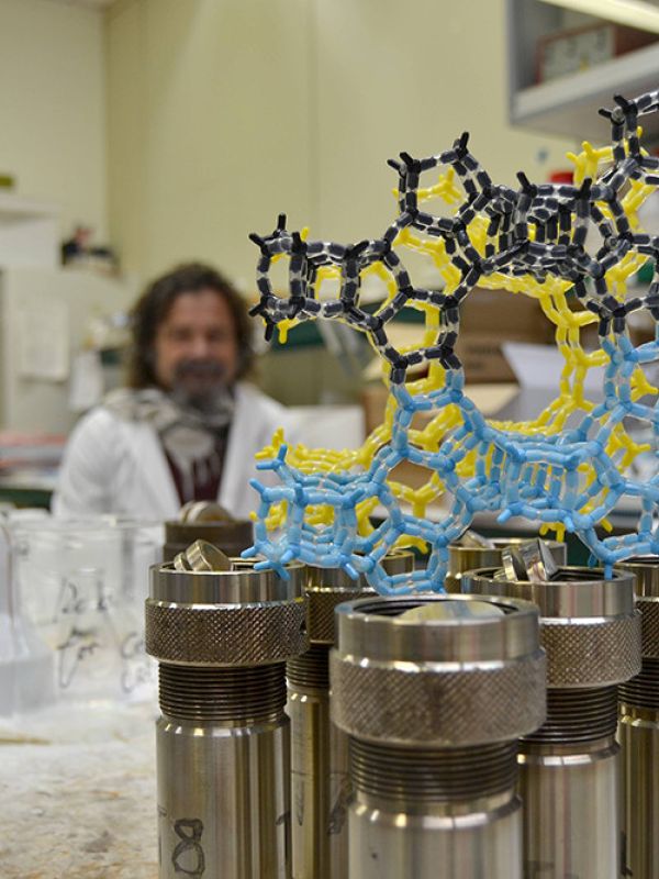 Crean una nueva zeolita de poro extragrande 3D que abre una vía a la descontaminación de agua y gas