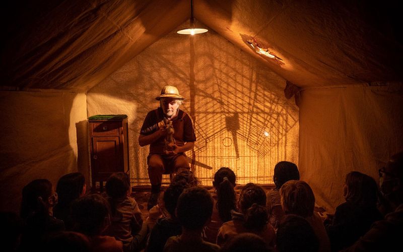 Farrés Brothers cautiva a las familias con teatro de sombras en La madriguera’ y elementos audiovisuales en Órbital’