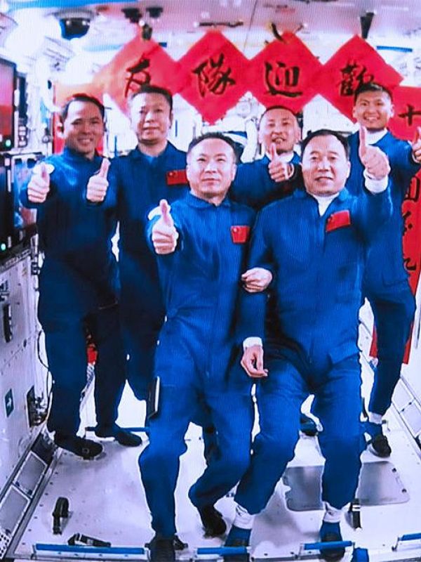 Los astronautas chinos traen a la Tierra y entregan a los científicos muestras del experimento realizado en el espacio