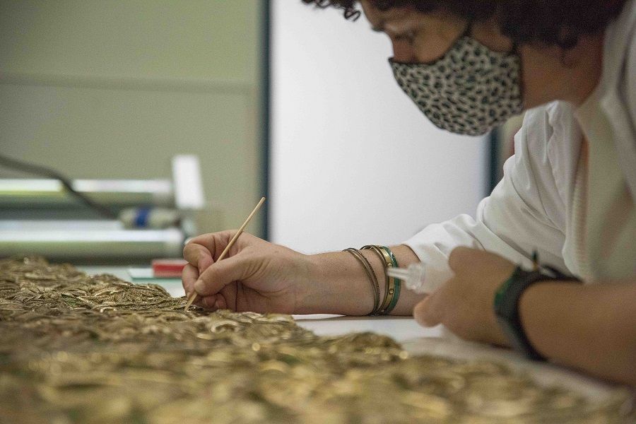 Comienza el proceso de restauración del manto de la Coronación de la Esperanza Macarena
