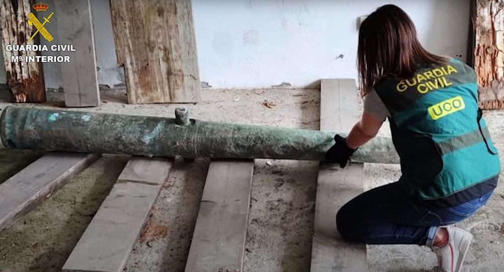 La Guardia Civil recupera un cañón de bronce del siglo XVI expoliado hace dos semanas en Punta de Espiñeirido (A Coruña)