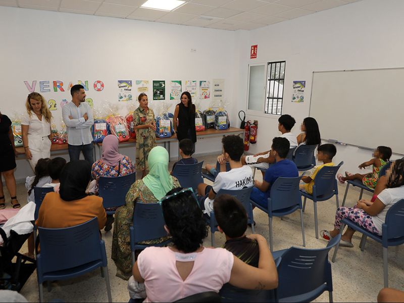 El Ayuntamiento hace entrega de material escolar a los menores que participan en el proyecto POPI sobre absentismo y vulnerabilidad social