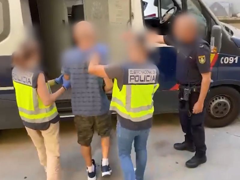 La Policía Nacional detiene a un hombre que robaba en locales de hostelería y tiendas de ropa en Estepona